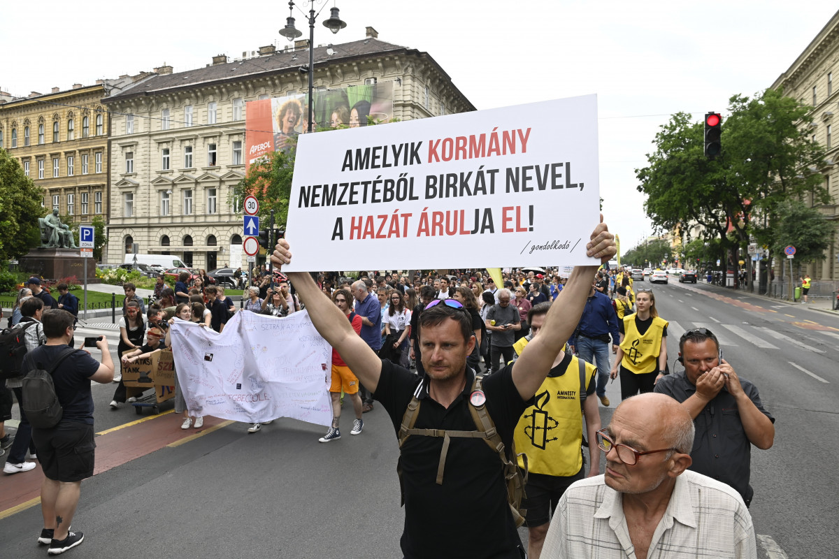 Ismét az új pedagóguséletpálya-törvény ellen tüntettek Budapesten