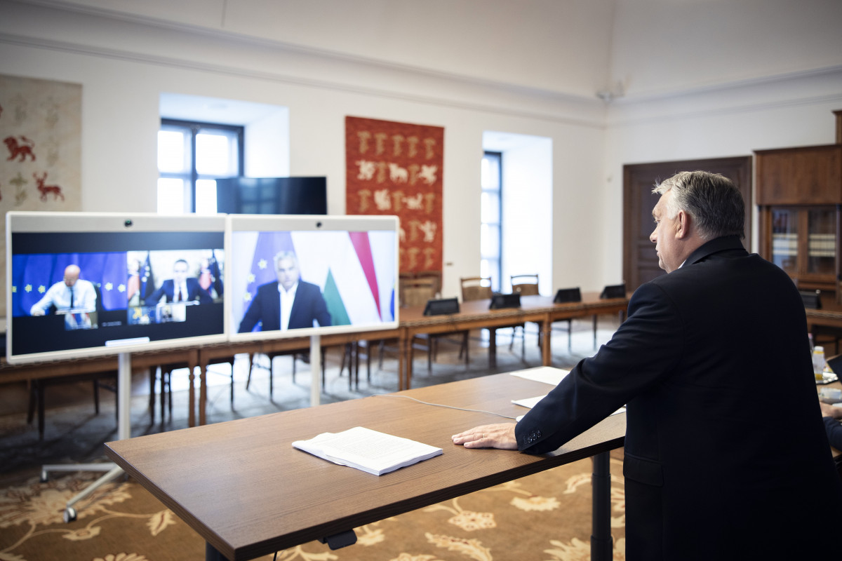 A Miniszterelnöki Sajtóiroda által közreadott képen Orbán Viktor miniszterelnök videókonferencián tárgyal Charles Michellel, az Európai Tanács elnökével, valamint a horvát, a belga, a luxemburgi, a szlovák és a svéd miniszterelnökkel a Karmelita kolostorban 2023. június 27-én. A megbeszélésen Orbán Viktor elutasította a migrációt és a brüsszeli bürokrácia növelését is elősegítő uniós költségvetési javaslatot. MTI/Miniszterelnöki Sajtóiroda/Fischer Zoltán