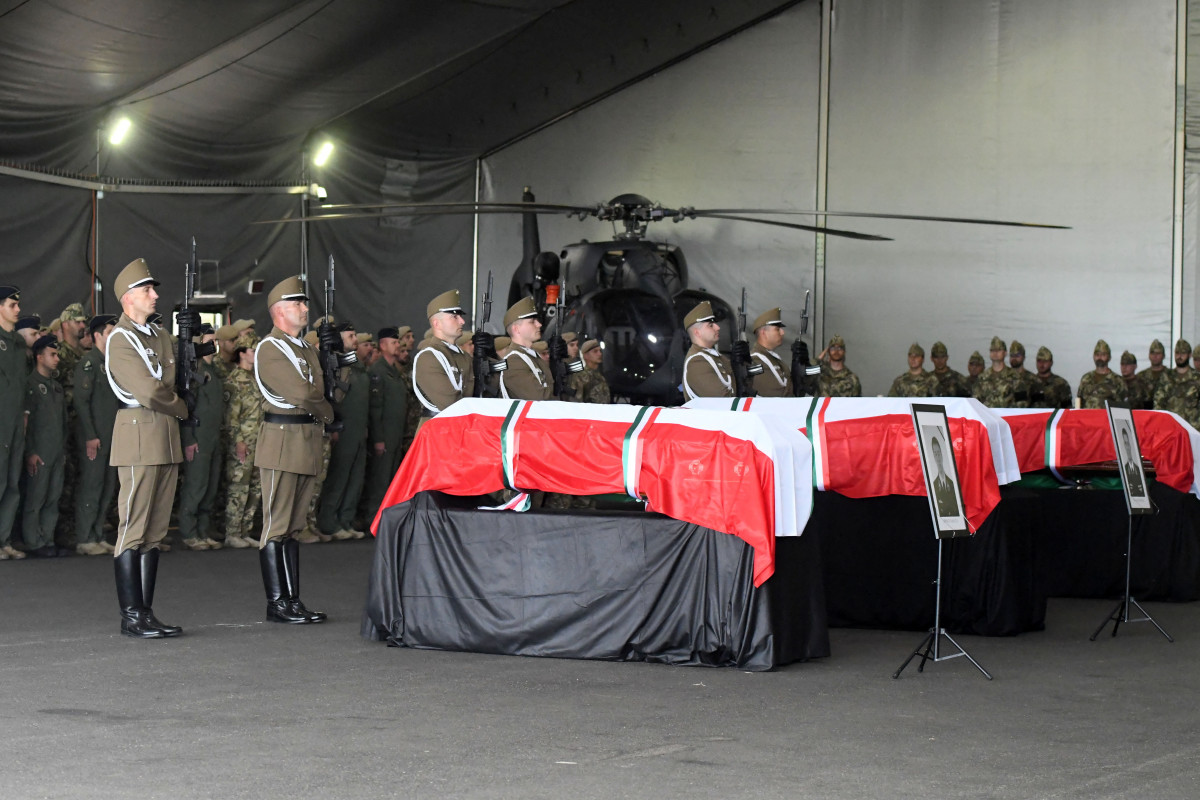 Katonai tiszteletadással fogadják a Horvátországban, kiképzés közben helikopterbalesetben meghalt magyar katonák földi maradványait az MH 86. Szolnok Helikopter Bázison 2023. június 27-én. MTI/Mészáros János