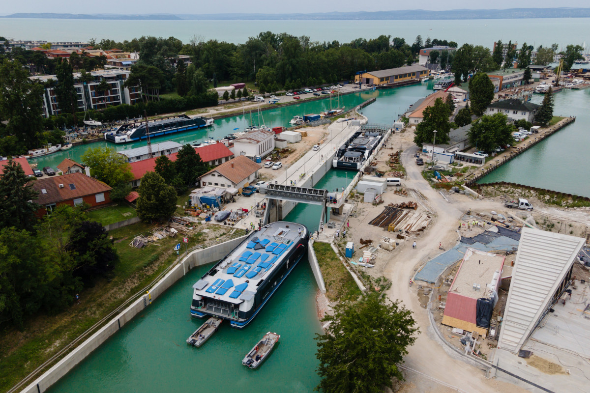 Bahart kompok a Balatonon