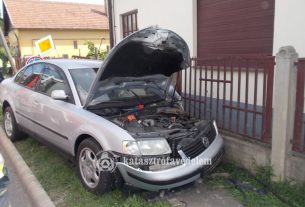 Előbb villanyoszlopnak, majd kerítésnek ütközött Bárándon