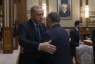 Erdogan Orbán ölelkezés