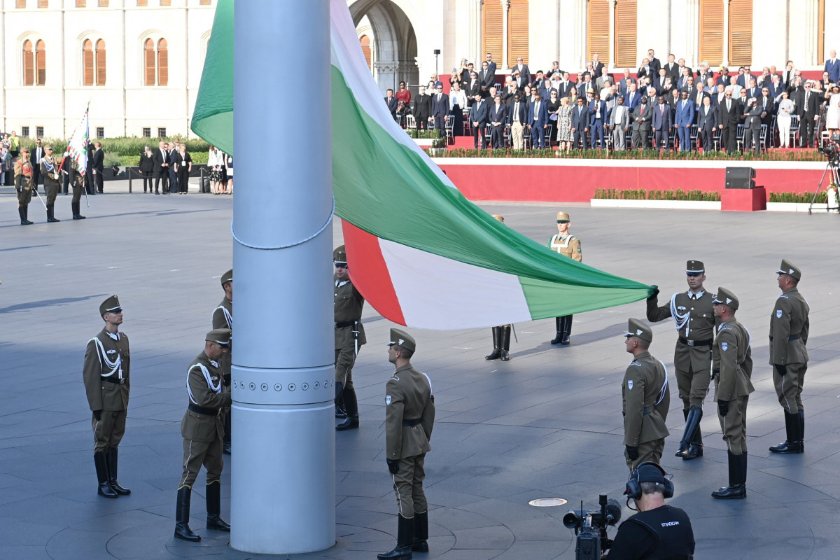 Augusztus 20. - Felvonták a nemzeti lobogót az Országház előtt