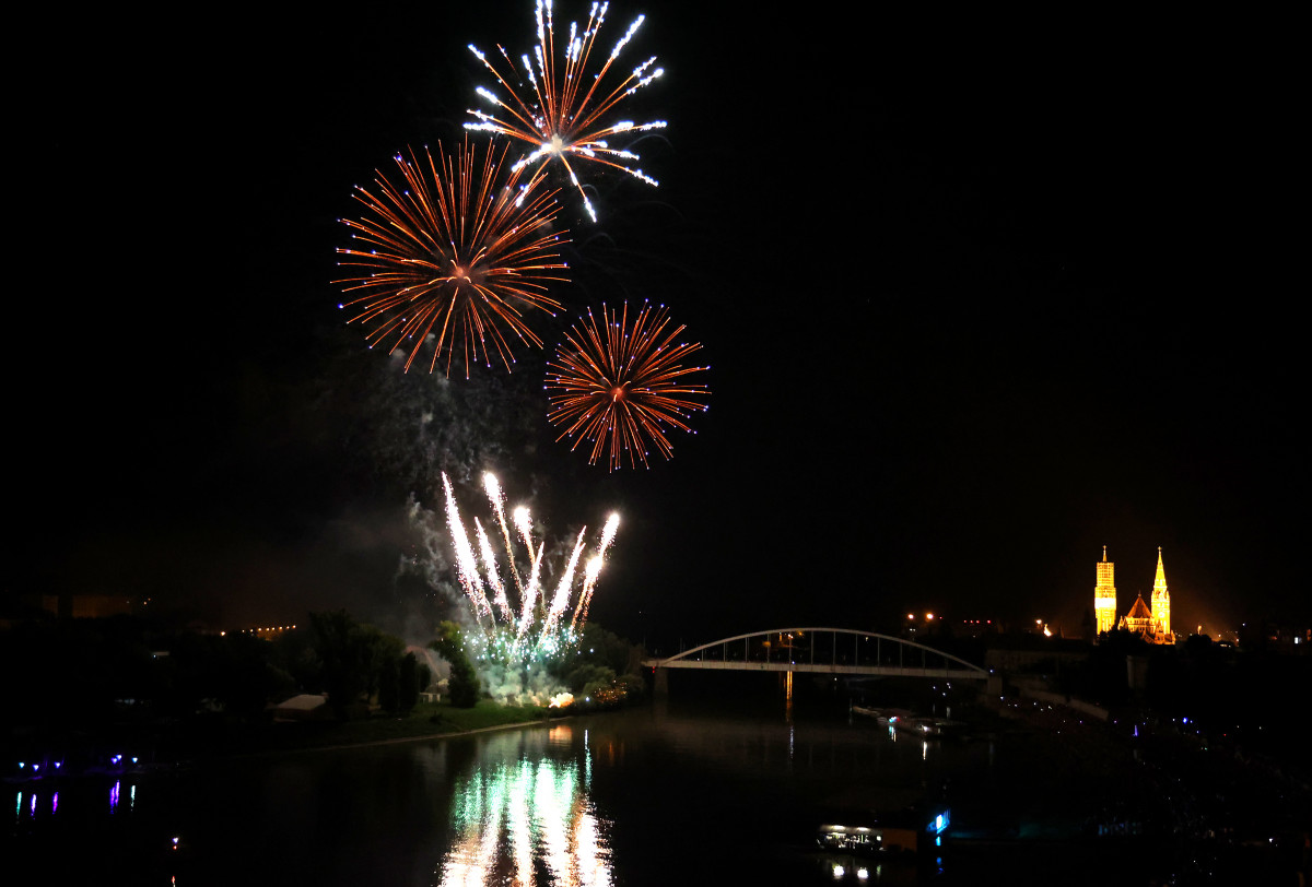 Szeged, tűzijáték, augusztus 20., ünnep, szórakozás, turizmus, Huszár Mátyás rakpart, Tisza