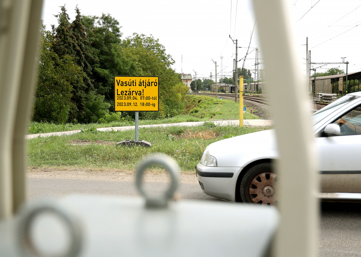 Szeged, felújítás, Klebelsberg-telep, vasúti átjáró, lezárás, MÁV, vonat, vasút, sorompó