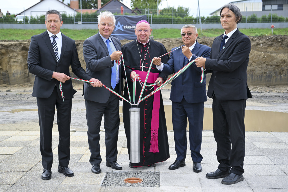 Letették a Debrecen-Józsa városrészen épülő Szent György Katolikus Általános Iskola alapkövét