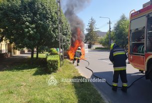 Kigyulladt egy kisbusz Püspökladányban