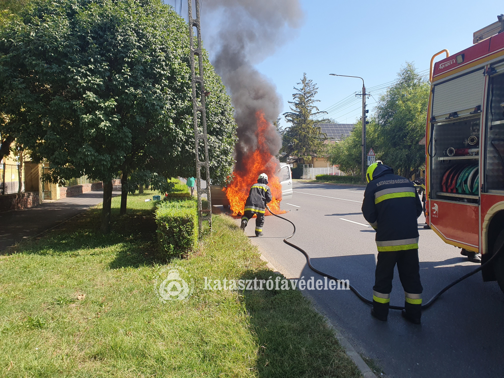 Kigyulladt egy kisbusz Püspökladányban