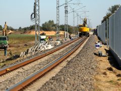 Szeged, személyszállítás, Szeged-Szabadka, vasútvonalon, vonat, közlekedés, vasút, MÁV, sín, Szentmihálytelek, megálló, zajvédő fal, építkezés