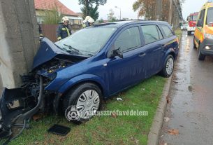 Oszlopnak hajtott egy személyautó Debrecenben