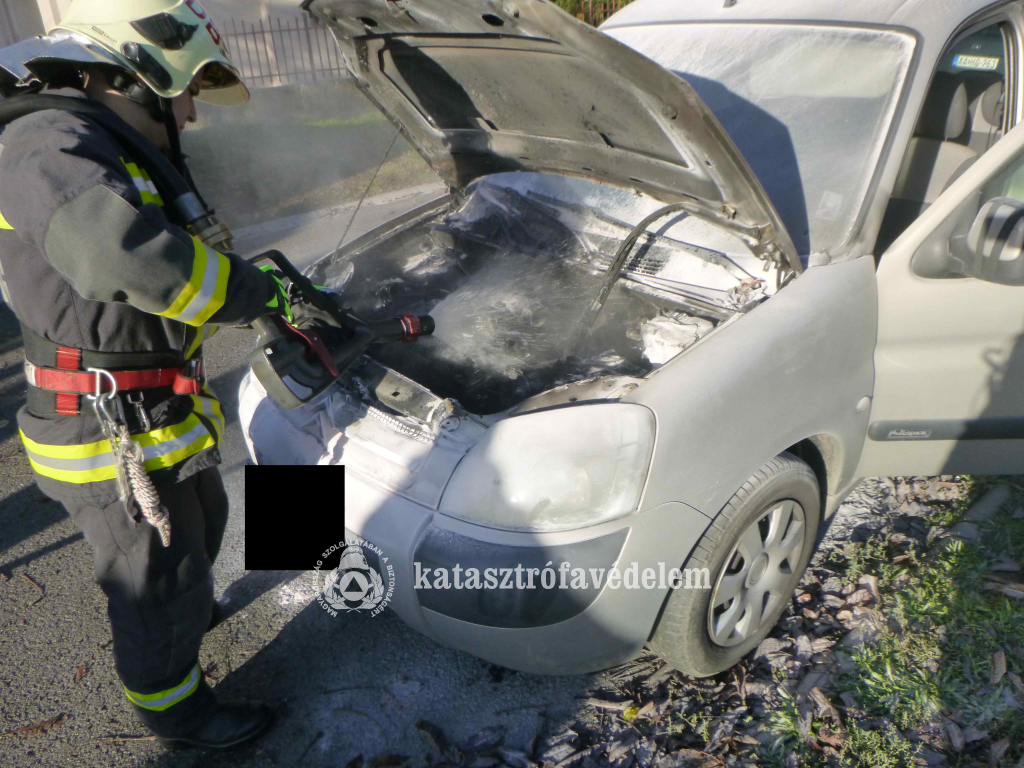 Kigyulladt egy autó motortere Debrecenben