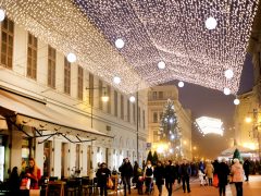 Szeged, gólyalábasok, ünnepi fény, Dóm tér, adventi vásár, Kárász utca, díszkivilágítás, Dugonics tér, fényvillamos