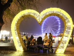 Szeged, gólyalábasok, ünnepi fény, Dóm tér, adventi vásár, Kárász utca, díszkivilágítás, Dugonics tér, fényvillamos