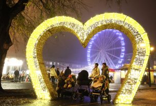 Szeged, gólyalábasok, ünnepi fény, Dóm tér, adventi vásár, Kárász utca, díszkivilágítás, Dugonics tér, fényvillamos