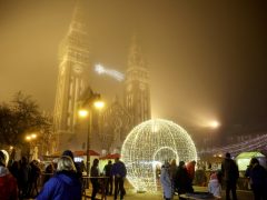 Szeged, gólyalábasok, ünnepi fény, Dóm tér, adventi vásár, Kárász utca, díszkivilágítás, Dugonics tér, fényvillamos