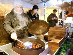 Szeged, gólyalábasok, ünnepi fény, Dóm tér, adventi vásár, Kárász utca, díszkivilágítás, Dugonics tér, fényvillamos