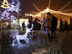 Szeged, gólyalábasok, ünnepi fény, Dóm tér, adventi vásár, Kárász utca, díszkivilágítás, Dugonics tér, fényvillamos