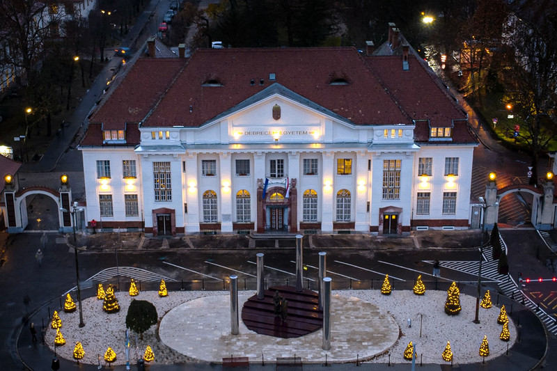 Ünnepi fényben tündököl a debreceni Klinikai Központ