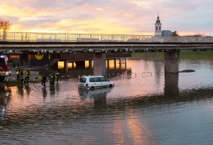 Autókat mentettek a megáradt Rábából egy győri parkolóban