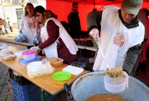 Szeged, ételosztás, Anna-kút, Boldogságfalva Alapítvány, rászoruló, élelmiszer, ajándékcsomag