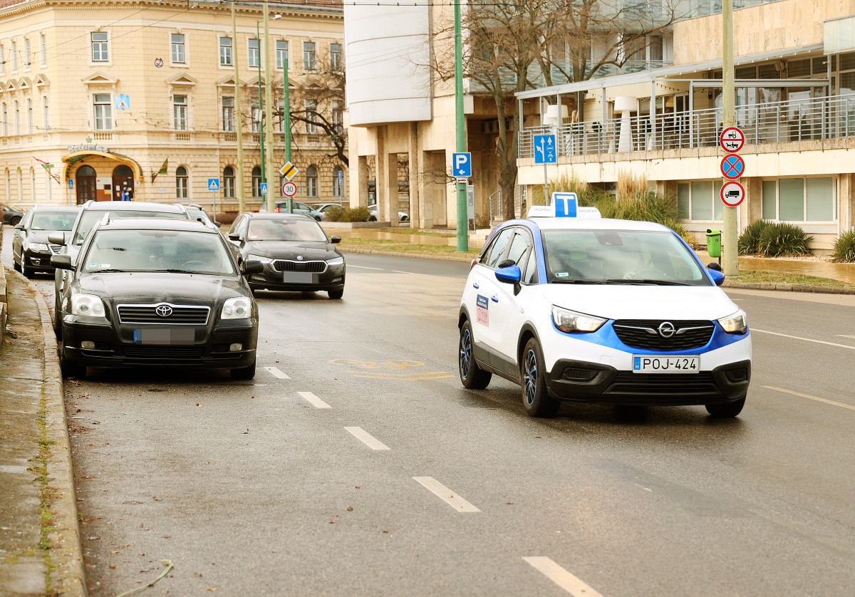 Szeged, Majoros Gabriella, gépjárművezető oktató, oktató, tanuló vezető, autóvezetés