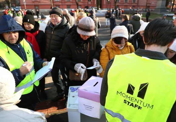 Szeged, demonstráció, véderdő, Momentum, Püspöki Hivatal