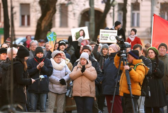 Szeged, demonstráció, véderdő, Momentum, Püspöki Hivatal