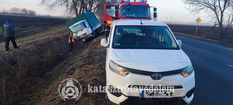 Árokba hajtott az ütközés során a teherautó Kabánál a 4-es főúton