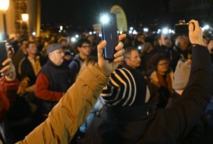 Novák Katalin lemondását és Varga Judit közéletből való távozását követelték demonstráción Budapesten