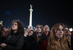 A gyermekek védelméért demonstráltak a Hősök terén