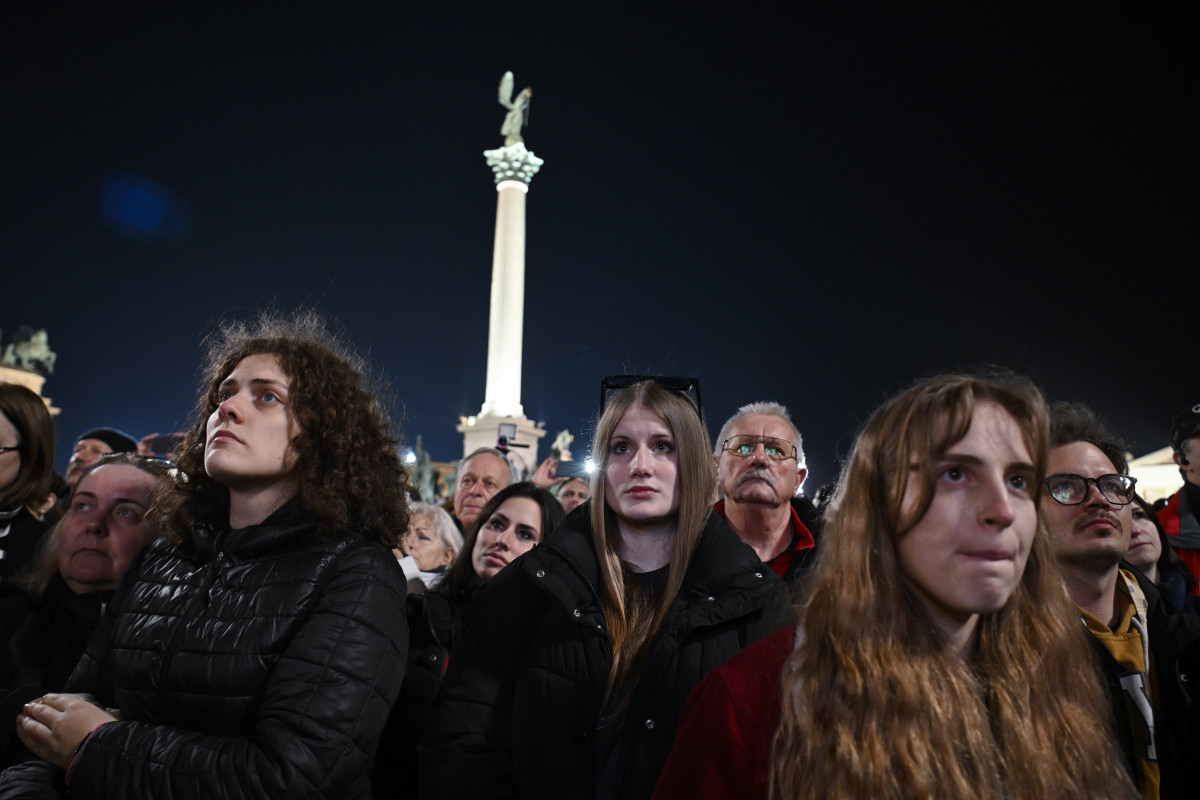 A gyermekek védelméért demonstráltak a Hősök terén