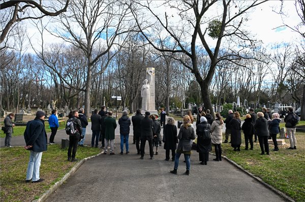 Boros Judit művészettörténész beszédet mond Munkácsy Mihály születésének 180. évfordulója alkalmából tartott megemlékezésen a festőművész síremlékénél a Fiumei úti sírkertben 2024. február 20-án. MTI/Illyés Tibor