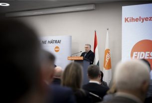 Balatonalmádi, 2024. február 21. A Miniszterelnöki Sajtóiroda által közreadott képen Orbán Viktor miniszterelnök, a Fidesz elnöke beszédet mond a Fidesz-KDNP frakcióülésén Balatonalmádiban 2024. február 21-én. MTI/Miniszterelnöki Sajtóiroda/Fischer Zoltán