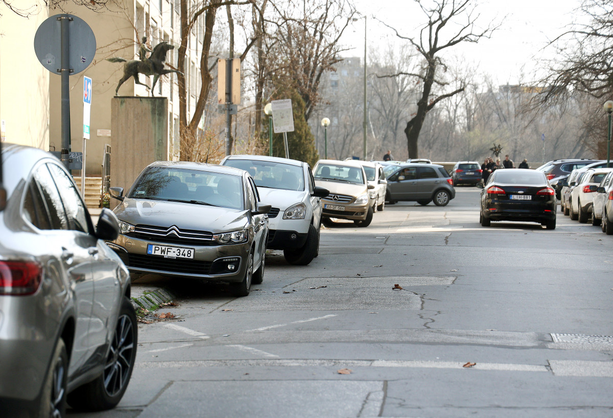 Szeged, parkolás, parkoló, autó, Somogyi utca