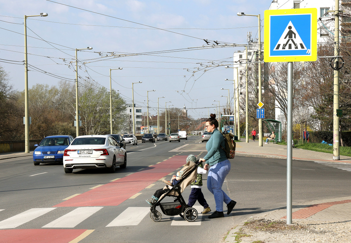 Szeged, zebraelőjelző, tábla, zebra, Urbán Tamás, Vad Róbert, Felső Tisza-part, Etelka sor