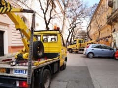 Szeged, belváros, takarítás, megállni tilos, autó, parkol, parkoló, elszállítás, Deák Ferenc utca, pókos autó