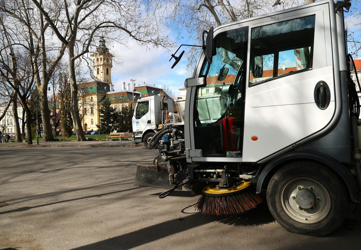 Szeged, takarítás, Szegedi Környezetgazdálkodási Nonprofit Kft., belváros, Széchenyi tér