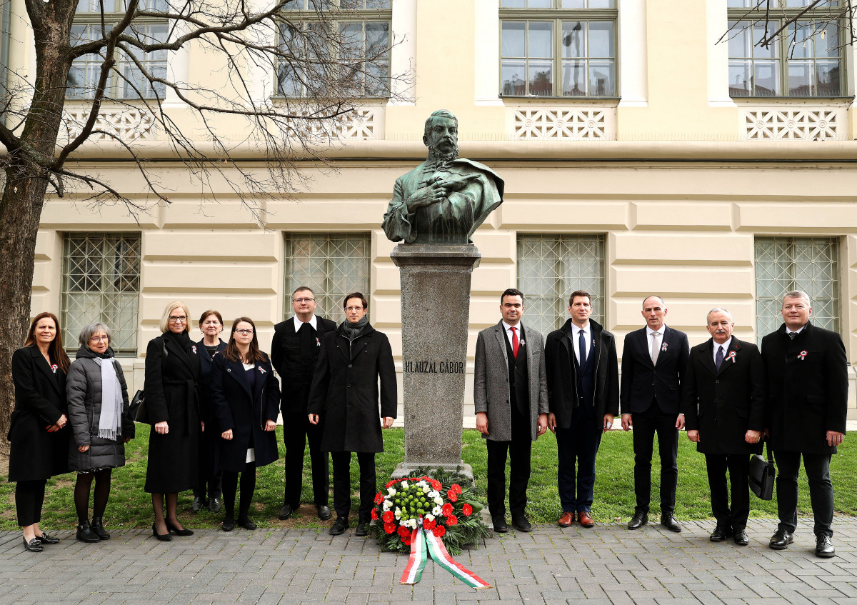 Szeged, Kormányhivatal, március 15., megemlékezés, koszorú, Klauzál szobor