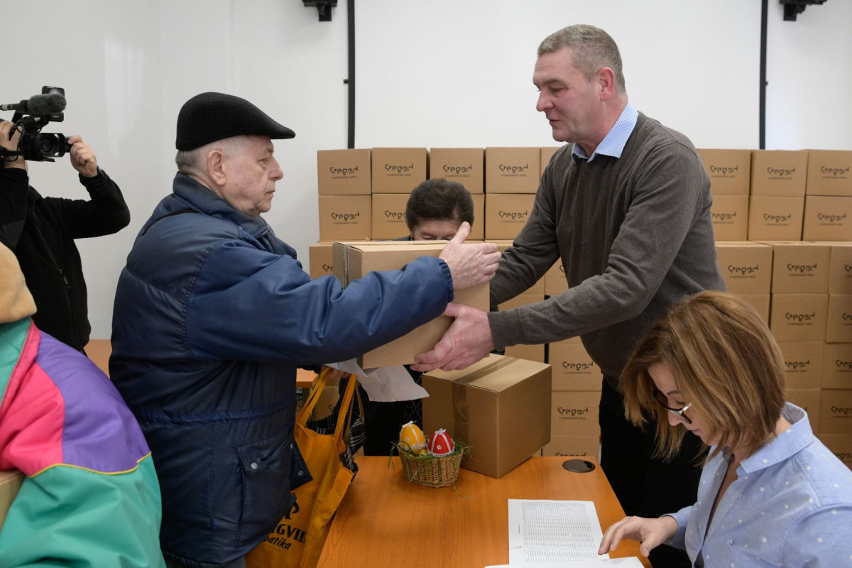 Húsvéti csomagot oszt a rászorulóknak a szegedi önkormányzat. Fotó: Botka László hivatalos Facebook oldala