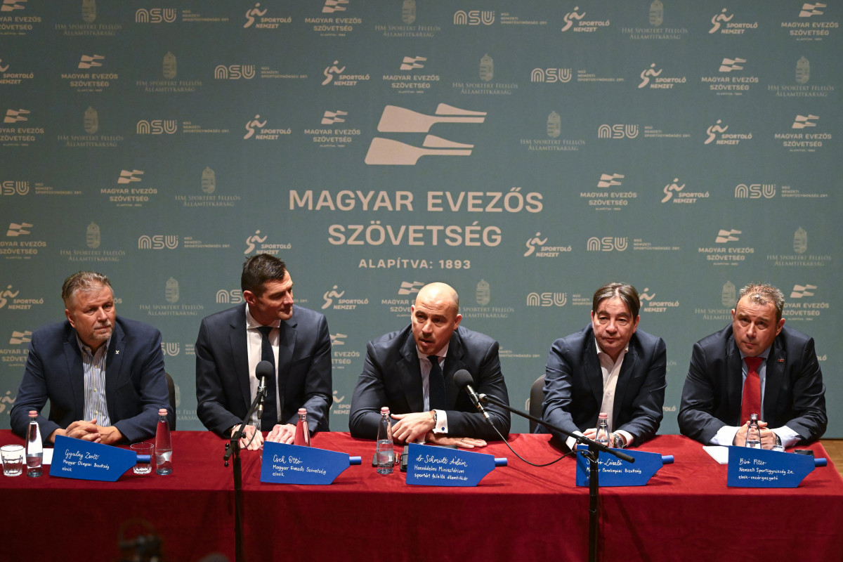 Budapest, 2024. március 25. Fábián László, a Magyar Olimpiai Bizottság főtitkára, Cseh Ottó, a Magyar Evezős Szövetség elnöke, Schmidt Ádám sportért felelős államtitkár, Szabó László, a Magyar Paralimpiai Bizottság elnöke és Bíró Péter, a Nemzeti Sportügynökség elnök-vezérigazgatója (b-j) az evezős Európa-bajnokságról a budapesti Francia Intézetben tartott sajtótájékoztatón 2024. március 25-én. A bajnokság és kontinentális kvalifikációs regatta - amelyen összesen 14 kvótát osztanak ki a párizsi olimpiára - egy hónap múlva, április 25-én kezdődik a szegedi Maty-éren. MTI/Kovács Tamás