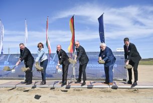 Szeged, 2024. március 26. Botka László polgármester, Fendler Judit, a Szegedi Tudományegyetem (SZTE) kancellárja, Christoph Müller, a Rheinmetall Power Systems divízióvezetője, Szalay-Bobrovniczky Kristóf honvédelmi miniszter, Szabó Gábor, az SZTE korábbi rektora, az ELI-ALPS ügyvezetője és Mihálffy Béla, a térség KDNP-s országgyűlési képviselője (b-j) a német Rheinmetall új gyárának alapkőletételén a szegedi ELI-ALPS lézeres kutatóközpontban 2024. március 26-án. Az új üzemben - amely háromszáz új munkahelyet teremt - az elektromobilitás és a hidrogénüzemű járművek számára gyártanak majd eszközöket. MTI/Bruzák Noémi