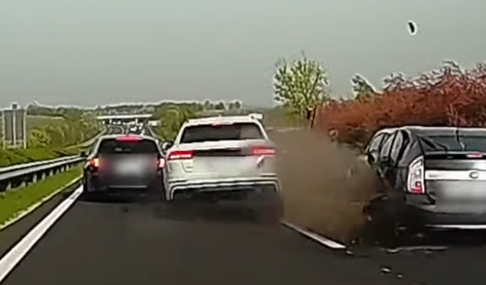 Durva videó: így ütközött neki az álló autósornak az Audi az M7-es autópályán