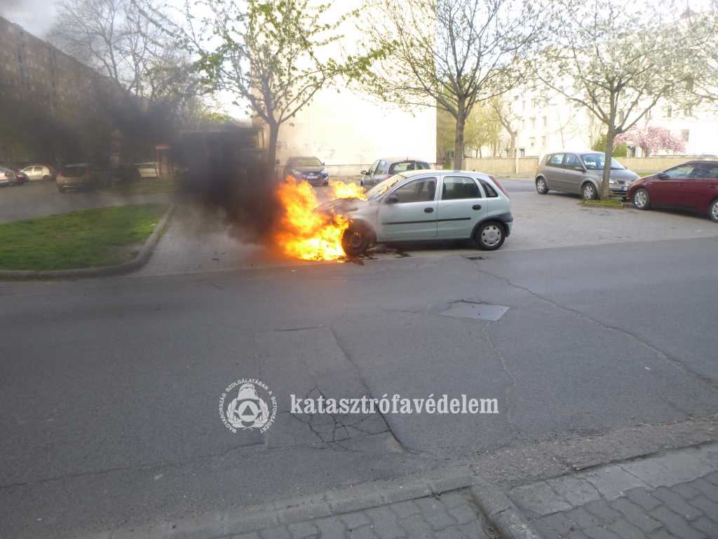 Kigyulladt autó Debrecen