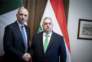 A Miniszterelnöki Sajtóiroda által közreadott képen Orbán Viktor miniszterelnök (j) fogadja Enrico Letta korábbi olasz kormányfőt a Karmelita kolostorban 2024. április 3-án. Az olasz politikus jelenleg az Európai Unió egységes belső piacának átvilágításáról és továbbfejlesztéséről szóló stratégiai jelentésén dolgozik. MTI/Miniszterelnöki Sajtóiroda/Fischer Zoltán