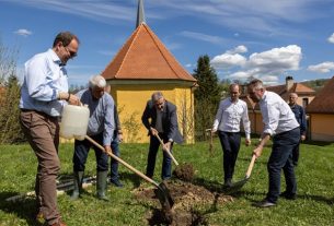 A Kereszténydemokrata Néppárt faültetési akciója Komlón