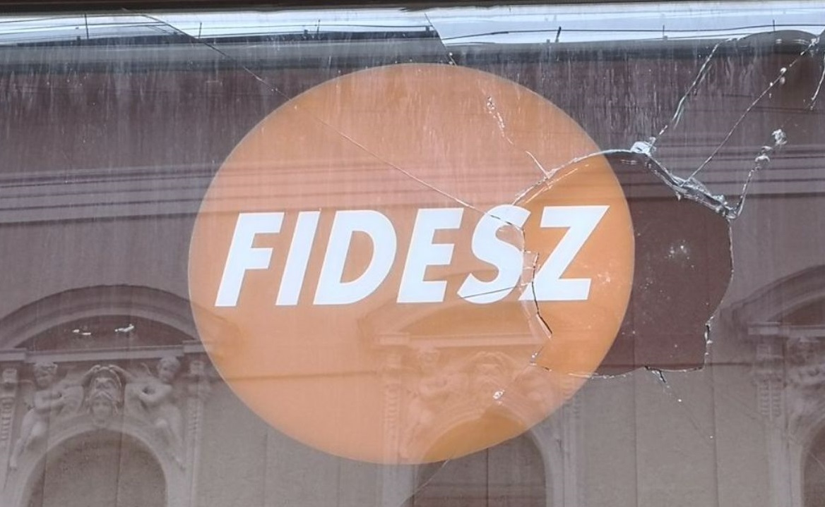 Megint betörték a szegedi Fidesz-iroda ablakát