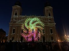 Fényfestés Debrecenben, a Nagytemplomnál