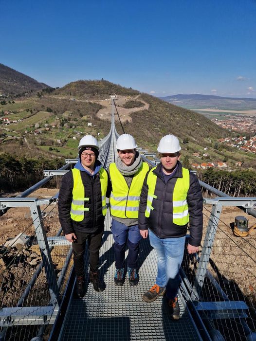 A több, mint 700 méter hosszú világrekordernek számító kötélhíd terhelését tesztelték BME-s hallgatók