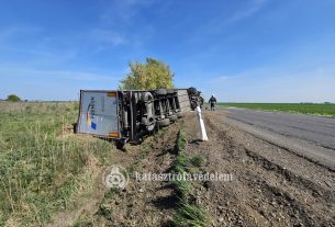 Felborult egy kamion a 42-esen, Báránd és Földes között