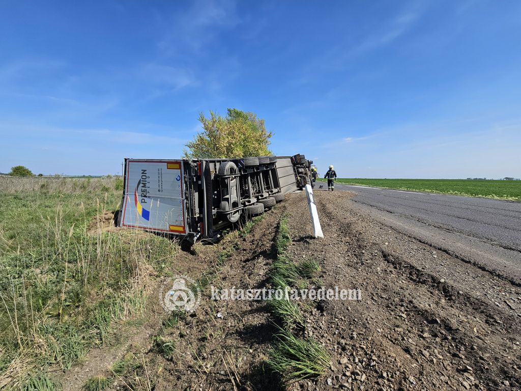 Felborult egy kamion a 42-esen, Báránd és Földes között